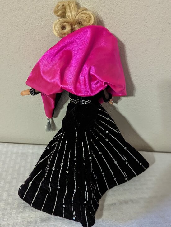 Vintage Holiday Barbie 1998 - Picture 3 of 9
